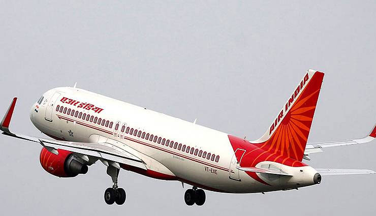 एअर इंडिया के सीनियर पायलट ने एयर होस्टेस से पूछा ये गंदा सवाल, उठा बवाल