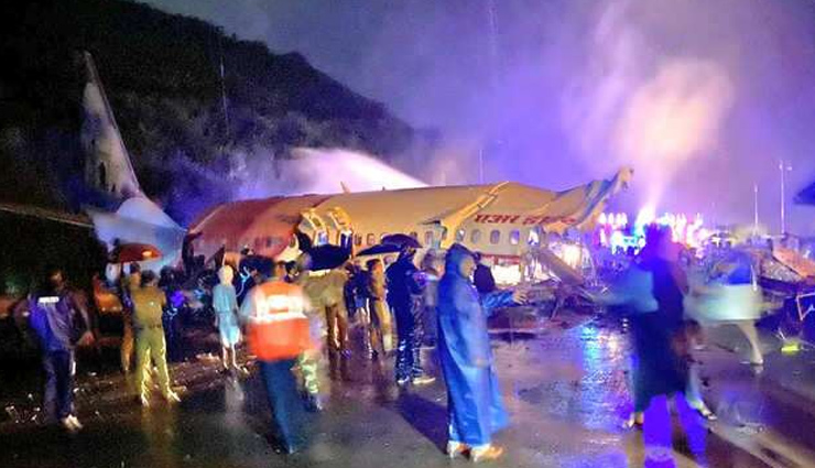 कोझिकोड के विमान हादसे की पहली तस्वीरें