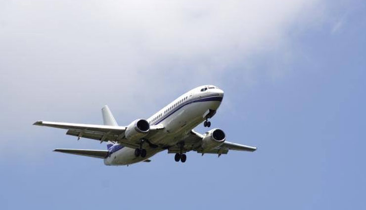 क्या आप जानते है टेकऑफ और लैंडिंग के दौरान एयर प्लेन में क्यों बंद की जाती हैं लाइट्स? 