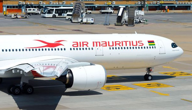 हवाई जहाज के टॉयलेट में कचरे के डिब्बे में मिला खून से लथपथ नवजात, मां गिरफ्तार 