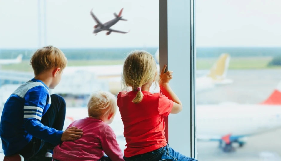 बच्चों के साथ फ्लाइट यात्रा करने वाले पैरेंट्स के लिए जरूरी टिप्स, इन गलतियों से बचें, अपनाएं ये स्मार्ट ट्रैवल हैक्स