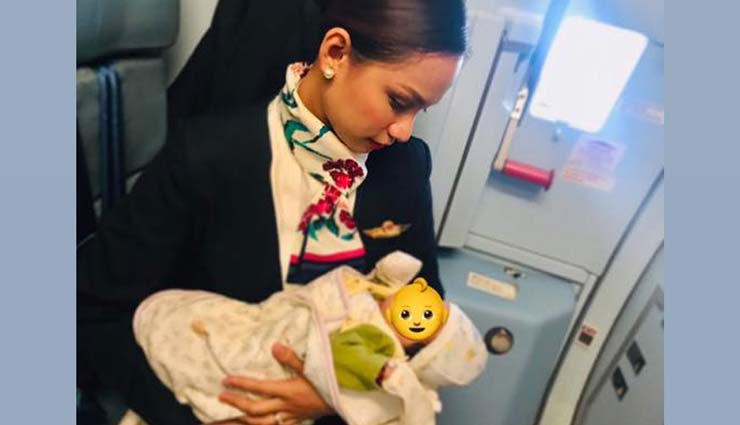 भूख से रो रहा था बच्चा, एयरहोस्टेस ने किया ऐसा, देख वहा मौजूद सभी लोगों का दिल भर आया