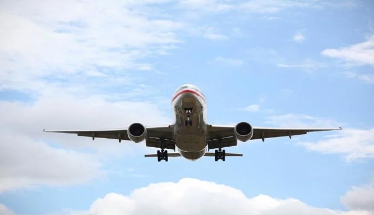 अनोखा शहर जहां के घरों की पार्किंग में गाड़ियों के साथ खड़े रहते हैं हवाई जहाज 
