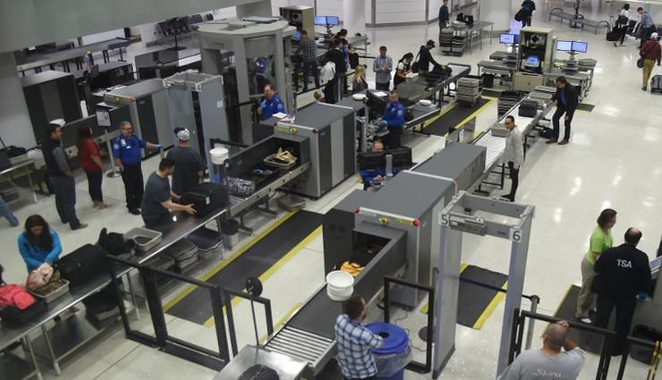 हवाई अड्डे पर जांच के बहाने सुरक्षाकर्मी ने महिला के साथ की अश्लील हरकत, हुआ गिरफ्तार 