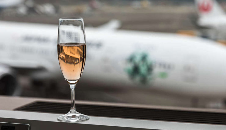 son,dad,arrested,chasing,flight,runway,airport bar,weird news,weird news in hindi