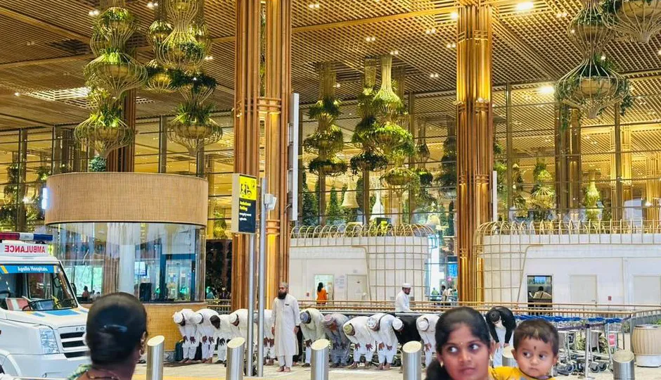 एयरपोर्ट पर खुले में नमाज पर बवाल, BJP ने उठाए सुरक्षा सवाल – हाई सिक्योरिटी जोन में कैसे हुआ यह?