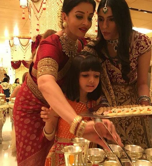 mukesh ambani,nita ambani,isha ambani,anand pirama,l wedding,amitabh bachchan,shahrukh khan,aamir khan,aishwarya rai,abhishek bachchan,serves food to guest