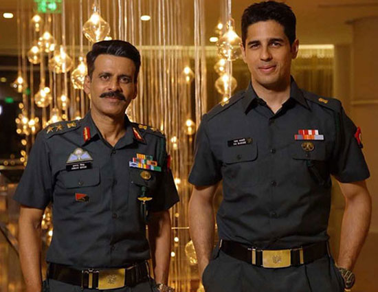 NEW LOOK - 'अय्यारी' में मनोज, सिद्धार्थ जवान की पोशाक में खूब फब रहे हैं