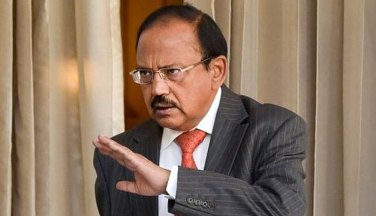 दिल्ली में हिंसा: कर्फ्यू के बीच एनएसए अजीत डोभाल ने प्रभावित इलाकों का किया जायजा, अधिकारियों संग की बैठक