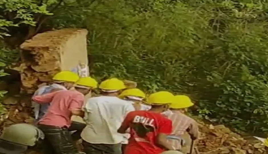 अजमेर में फॉरेस्ट डिपार्टमेंट की जमीन पर बने 200 से ज्यादा अवैध दुकानों पर चला बुलडोज़र, सख्त सुरक्षा के बीच कार्रवाई जारी