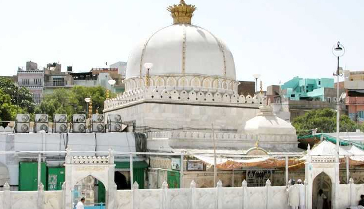 ajmer,rajasthan,places to visit in ajmer,nasiyan jain temple,dargah shariff,akbars palace and museum,adhai-din ka jhonpra mosque,rangji temple,birla city water park