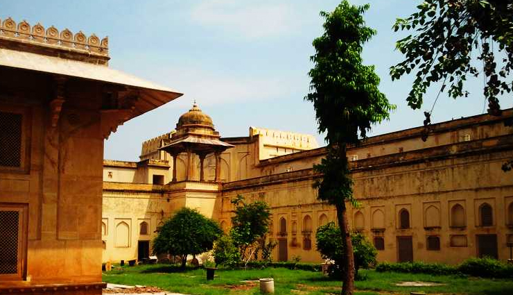 ajmer,rajasthan,places to visit in ajmer,nasiyan jain temple,dargah shariff,akbars palace and museum,adhai-din ka jhonpra mosque,rangji temple,birla city water park