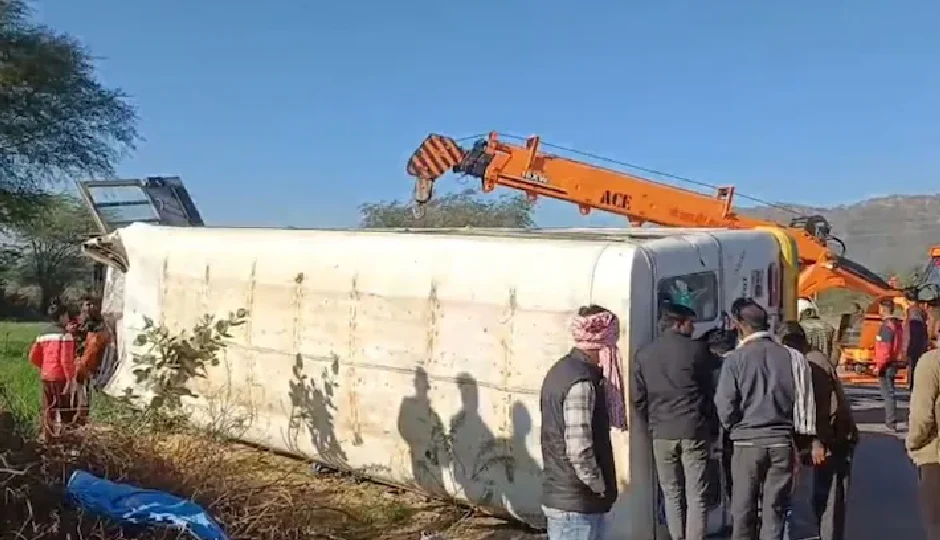 अजमेर में दर्दनाक सड़क हादसा, किशनपुरा में यात्रियों से भरी बस पलटी, 30 से अधिक यात्री घायल