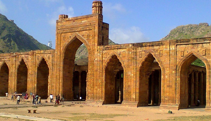 ajmer,rajasthan,places to visit in ajmer,nasiyan jain temple,dargah shariff,akbars palace and museum,adhai-din ka jhonpra mosque,rangji temple,birla city water park