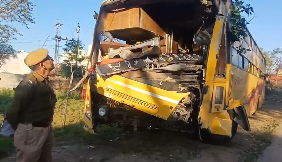 बारात लेकर जा रही बस डिवाइडर से टकराकर पलटी, ड्राइवर की मौत; 2 साल की बच्ची समेत 22 लोग घायल