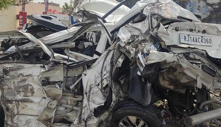 ट्रक और ट्रेलर के बीच आकर चकनाचूर हुई कार, घायल हुए राजस्थान सेंट्रल यूनिवर्सिटी के प्रोफेसर