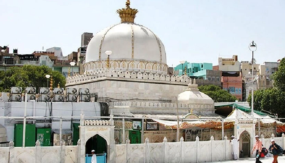 बम धमकी के बाद अजमेर शरीफ दरगाह में सुरक्षा कड़ी, खादिमों ने यूट्यूब लाइव पर तुरंत रोक की मांग की