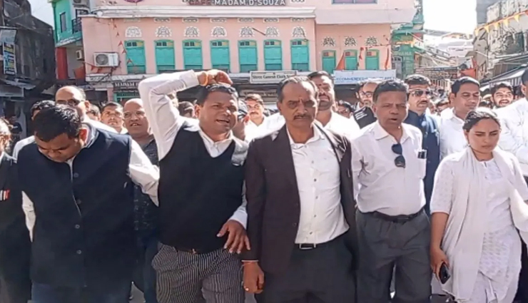 lawyers turned violent during ajmer bandh,vandalised malls and shops,have a look at the pictures