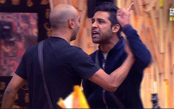 बिग बॉस 11: आकाश को पुनीश ने फेंक कर मारी चप्पल, घर में आया भूचाल bigg boss 11,Salman Khan,puneesh,akash,fight,bigg boss news