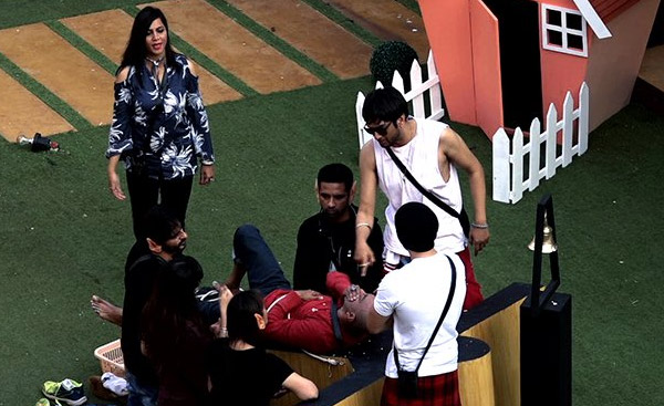 बिग बॉस 11 : लग्जरी बजट टास्क के दौरान इंसानियत हुई शर्मसार, आकाश का किया बुरा हाल bigg boss 11,Salman Khan,luxury budget task,akash,infection,bigg boss news