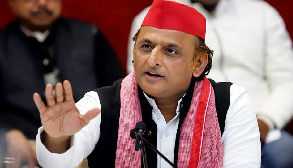 अखिलेश यादव का बड़ा ऐलान: 300 यूनिट मुफ्त बिजली और महिलाओं को सालाना 40 हजार पेंशन का वादा
