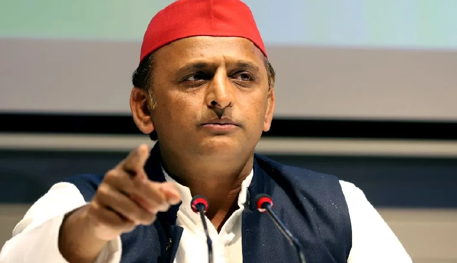 डिंपल यादव पर मौलाना की टिप्पणी से भड़के अखिलेश, कहा – बताइए अब क्या पहनकर आएं?