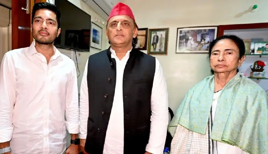 ममता बनर्जी से मिले अखिलेश यादव, बोले—‘दीदी, आप हारी नहीं हैं’; कोलकाता में अहम राजनीतिक मुलाकात