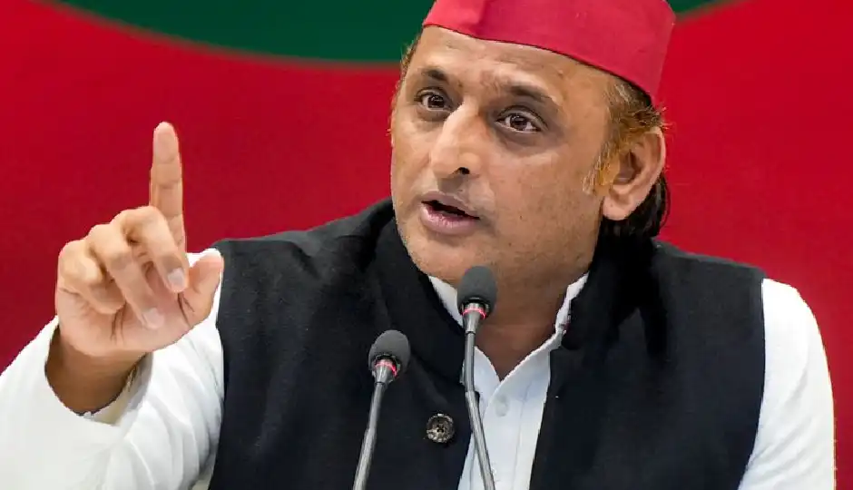 तारों पर कपड़े सुखाने वाले बयान पर सियासी घमासान, अखिलेश का पलटवार— बोले, जनता भाजपा को धो-पटककर हमेशा के लिए ‘सुखा’ देगी