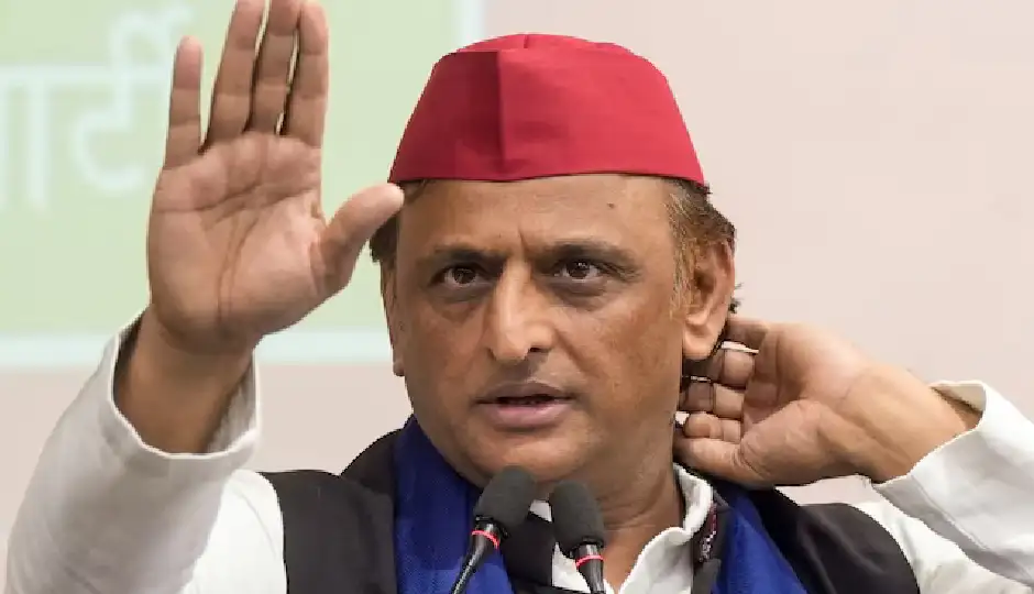 अखिलेश यादव के सामने भिड़े सपा नेता, गाली-गलौज के बाद एटा-कासगंज की जिला इकाइयां भंग