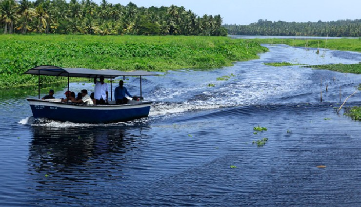 beautiful lakes kerala,vembanad lake,ashtamudi lake,pookode lake,sasthamkotta lake,paravur kayal,punnapra vayalar,akkulam lake,mananchira lake,vellayani lake,kuttanad lake,kerala lakes tourism,kerala backwaters,kerala nature spots,kerala water bodies,kerala travel guide
