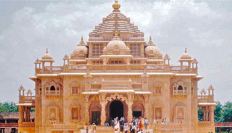 engaging experiences,ahmedabad,unesco urban heritage site,sabarmati river,ancient mosques,intricately crafted temples,outstanding museums,gujarati cuisine,sabarmati ashram,kankaria lakefront,akshardham temple,vintage car museum,jama masjid,bhadra fort,calico museum,law garden’s night market,manek chowk,gujarat science city ahmedabad,sunset drive-in cinema,indian independence,gandhigiri,spiritual principles,indo-islamic architecture,archaeological survey of india (asi),textile heritage,nighttime shopping,scientific curiosity,open-air screen,cultural festival,romantic stroll,light and sound show,drive-in cinema,museum replete with mementos and photographs,pink sandstone,vintage and classic cars,spiritual enthusiasts,world-class collections,cultural music performances,nighttime screenings,cultural ambiance