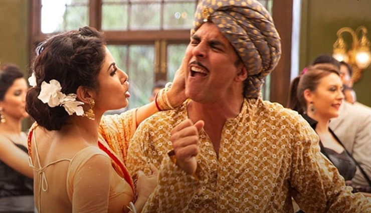 VIDEO- Mouni Roy Slapped Akshay Kumar on The Sets of GOLD