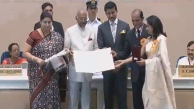 दादा साहब फाल्के अवॉर्ड लेते हुए भावुक हुए अक्षय खन्ना, पिता को किया याद