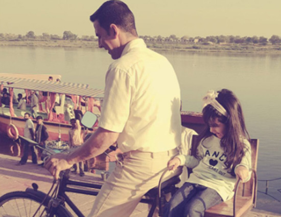 अक्षय कुमार ने अपनी बेटी के साथ कुछ इस अंदाज़ में मनाया 'चिल्ड्रेन्स डे' !!