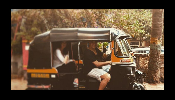 अक्षय कुमार ने चलाया ऑटो, पीछे की सीट पर बैठी ट्विंकल