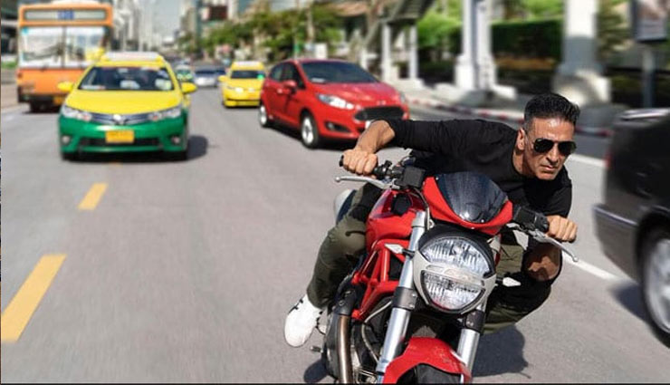 बैंकॉक की सड़कों पर यूं बाइक चलाते आए नजर अक्षय कुमार, फोटो वायरल 