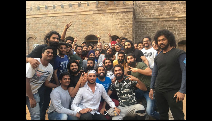 एक्टिंग छोड़ 'केसरी' के सेट पर बल्ला लेकर निकले अक्षय कुमार...