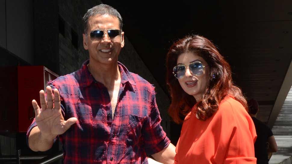 bollywood,Akshay Kumar,twinkle khanna,legal notice,auction,rustom dress