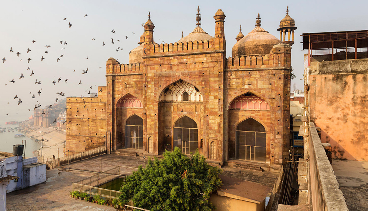 सावन में अद्भुत नजारा पेश करते हैं बनारस के मंदिर और घाट, कभी शांत नहीं होती मणिकर्णिका घाट की अग्नि banaras ghats in varanasi,varanasi ghat attractions,exploring banaras ghats,famous ghats of varanasi,varanasi riverfront ghats,must-visit ghats in banaras,spiritual significance of varanasi ghats,ghat rituals in banaras,varanasi ghats at dawn and dusk,serene experience at banaras varanasi ghat