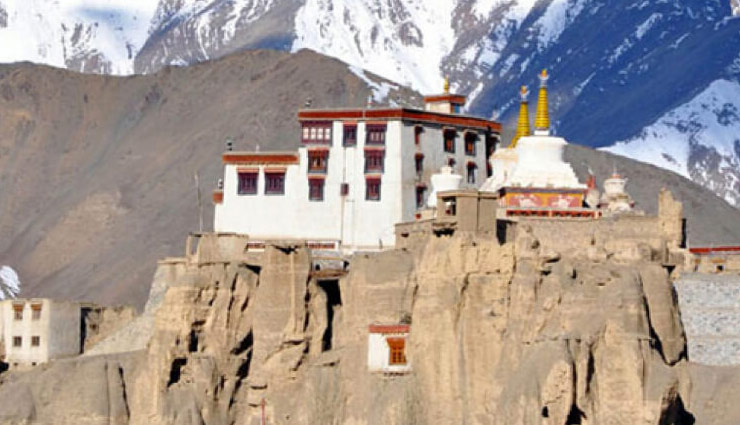 लद्दाख ट्रिप प्लान कर रहे हैं? इन 9 जगहों को देखे बिना मत लौटिए places to visit in ladakh,ladakh travel,best places in ladakh,ladakh tourist attractions,leh palace,pangong lake,khardung la,nubra valley,thiksey monastery,zanskar valley,hemis national park,shanti stupa,ladakh adventure,ladakh trekking,ladakh monasteries
