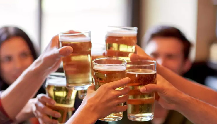 Survey: दिल्ली के 41% लोगों को पसंद है खुले में शराब पीना
