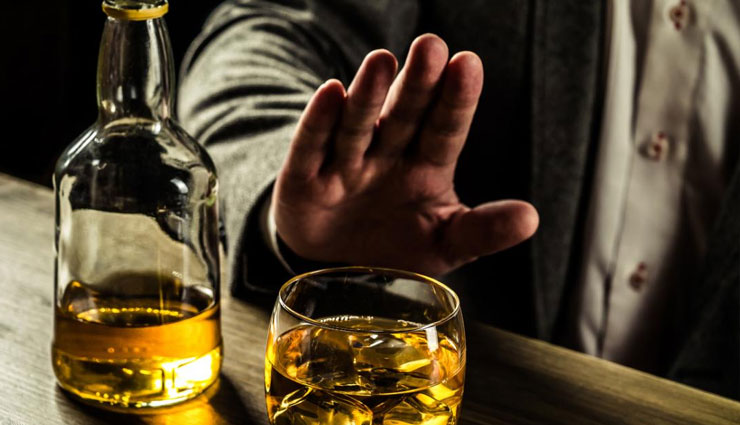 शराब कारोबार में भी मंदी!  वोदका और जिन की बिक्री में आई गिरावट