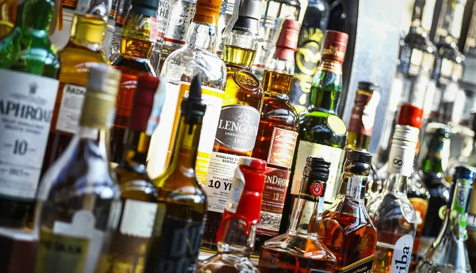 न्यू ईयर पार्टी से पहले जान लें नियम, घर में कितनी शराब रखना है कानूनन सही