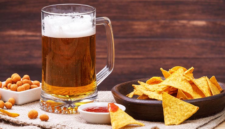 आपकी सेहत को नुकसान पहुंचाता हैं शराब के साथ इन चीजों का सेवन