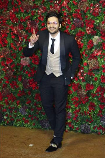 ब्लैक सूट में रणवीर और रेड गाउन में दीपिका, कमाल की लग रही थी इनकी जोड़ी, देखे तस्वीरें bollywood,deepika padukone,ranveer singh,deepika ranveer reception,deepika padukone reception party pics