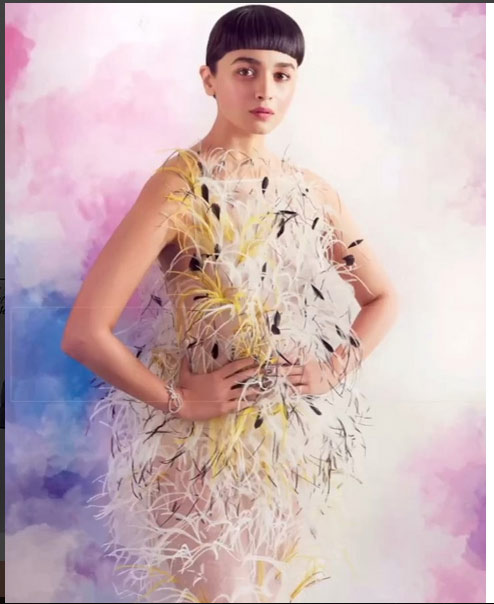 PHOTOS : ELLE के कवर पर आलिया का न्यू लुक alia bhatt,elle magazine,entertainment,bollywood,bollywood gossips,bollywood news,hindi news