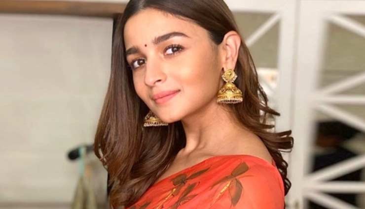 PICS- Alia Bhatt Goes Ethnic For Mukherji's Durga Ashtami Ceremony