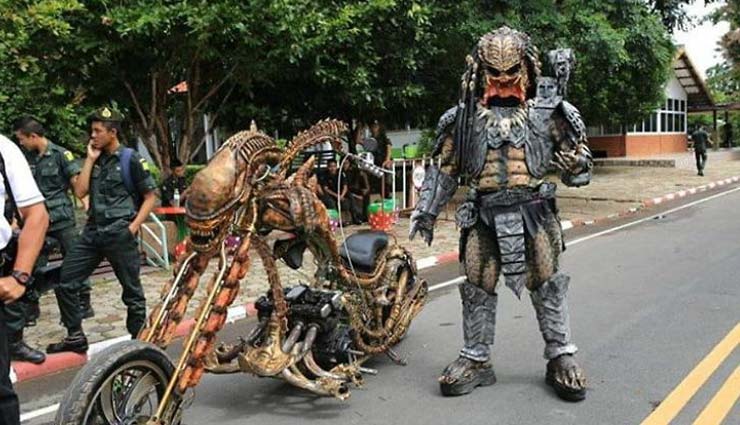 थाईलैंड: एलियन प्रीडेटर का कॉस्ट्यूम पहनकर सड़कों पर घूमता है ये शख्स, लोग है बाइक के दीवाने 