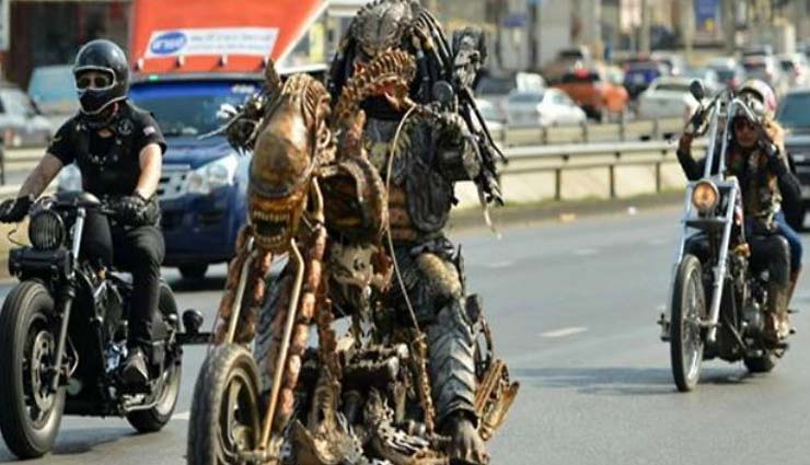 थाईलैंड: एलियन प्रीडेटर का कॉस्ट्यूम पहनकर सड़कों पर घूमता है ये शख्स, लोग है बाइक के दीवाने thailand mukdahan,samai khammongkul,predator,weird news,weird story,omg,omg news