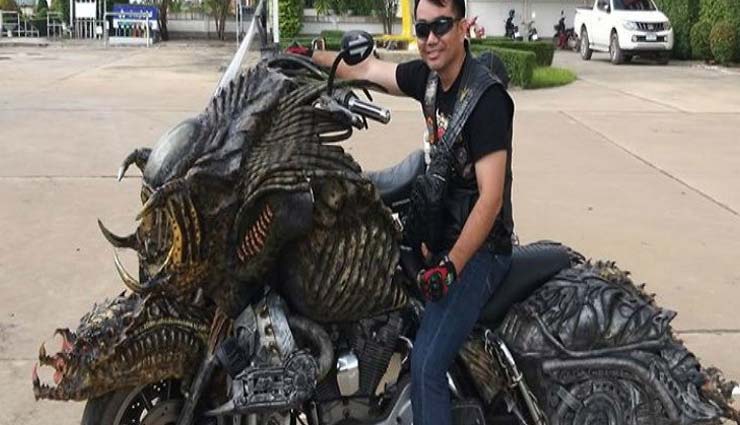 थाईलैंड: एलियन प्रीडेटर का कॉस्ट्यूम पहनकर सड़कों पर घूमता है ये शख्स, लोग है बाइक के दीवाने thailand mukdahan,samai khammongkul,predator,weird news,weird story,omg,omg news